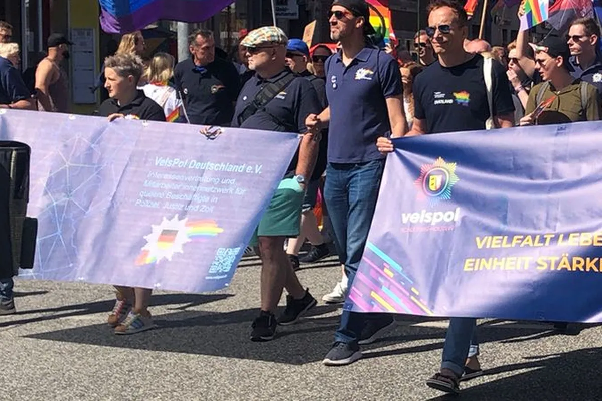 Der velspol-Block auf der CSD-Demonstration in Lübeck, mit den Bannern von VelsPol Deutschland und velspol Schleswig-Holstein.