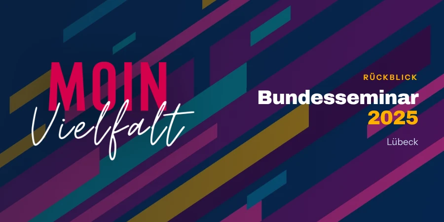Das Logo „MOIN Vielfalt“ des Bundesseminars 2025 auf dem velspol-Streifenmuster.