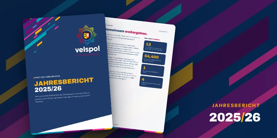 Der Jahresbericht 2025/26: die Titelseite und eine Innenseite, leicht gedreht auf dem velspol-Streifenmuster.